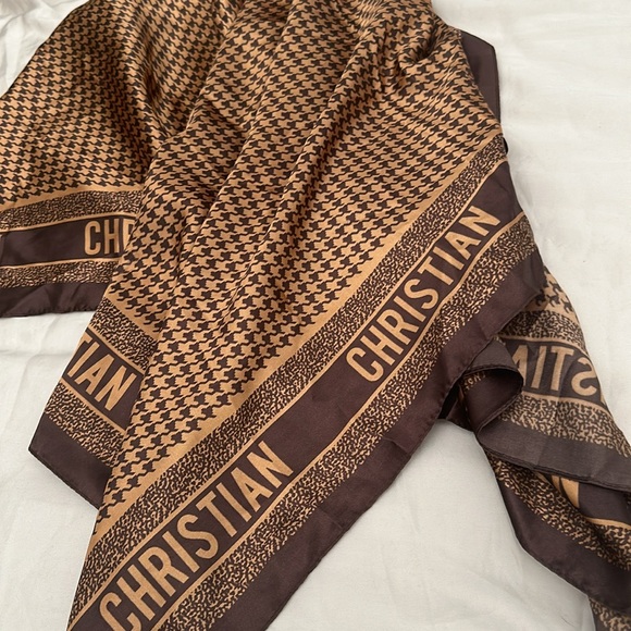Golden caramel and brown silky scarf Christian - Picture 3 of 6
